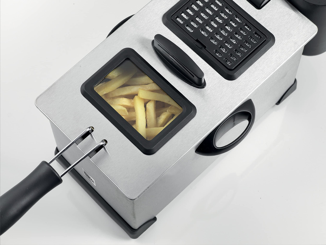 Kenwood KEDFM50.000 deep fryer side view with lid and basket visible