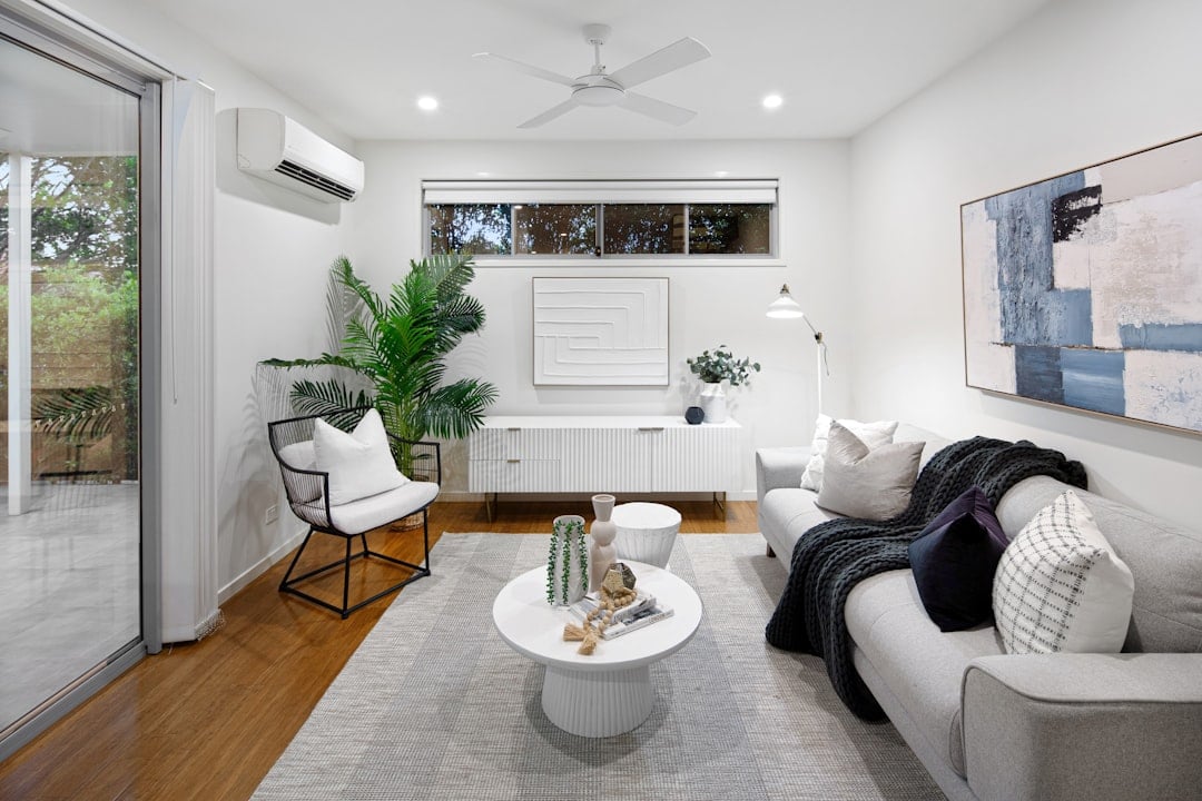 Split air conditioner mounted in a living room